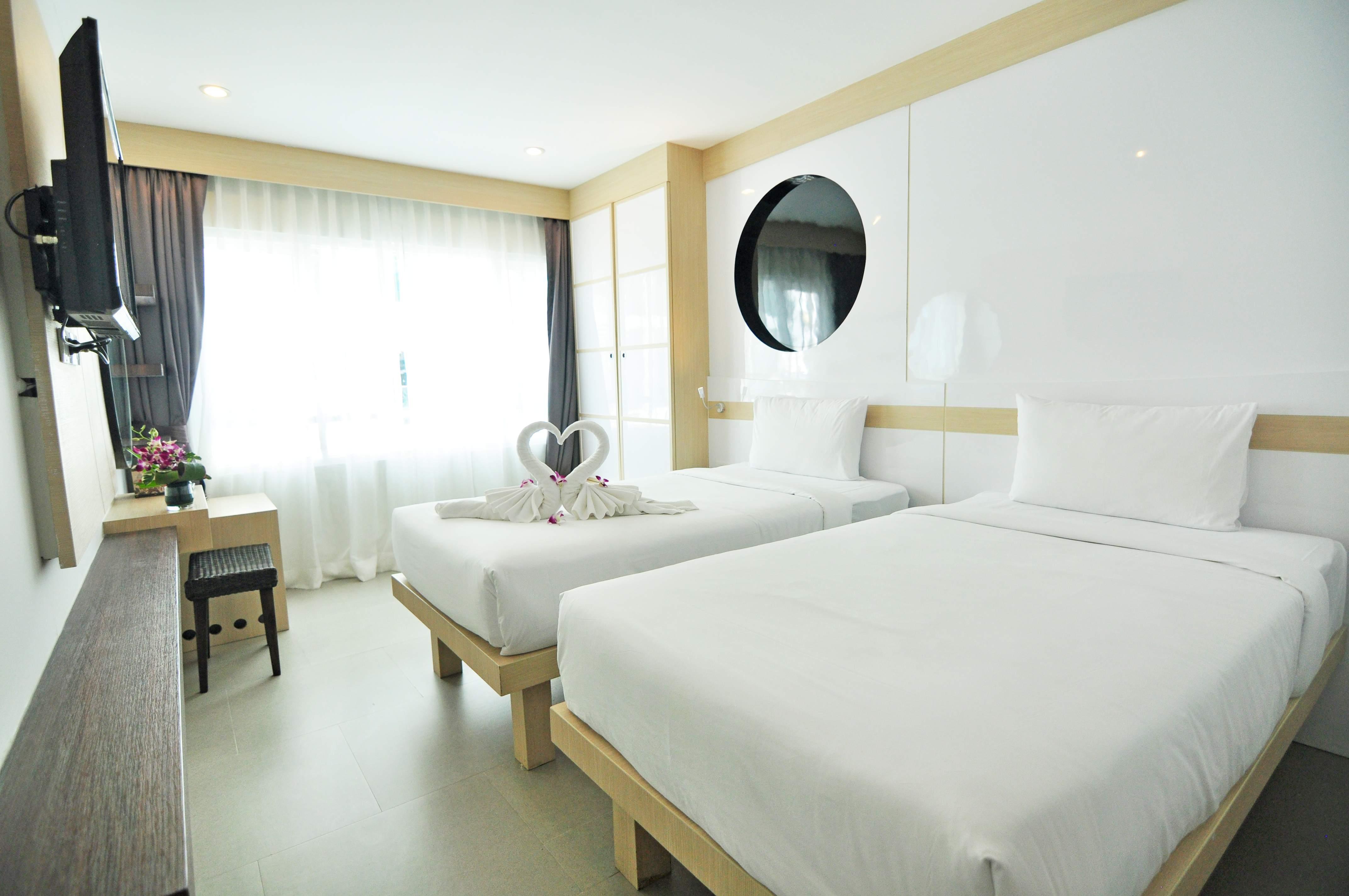 The Aim Patong Hotel Bagian luar foto